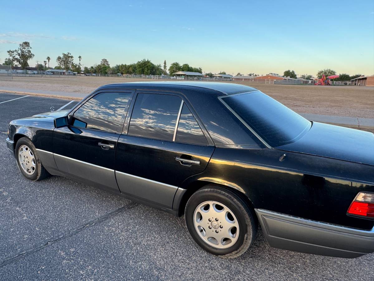 Mercedes-benz-e300-diesel-1995-black-7
