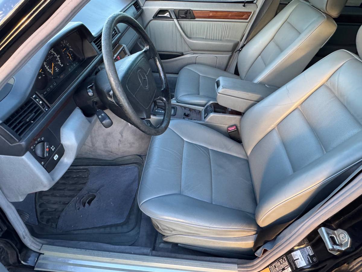 Mercedes-benz-e300-diesel-1995-black-8