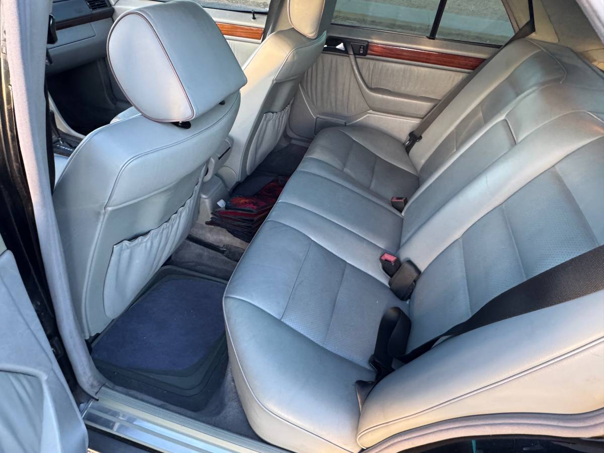 Mercedes-benz-e300-diesel-1995-black-9