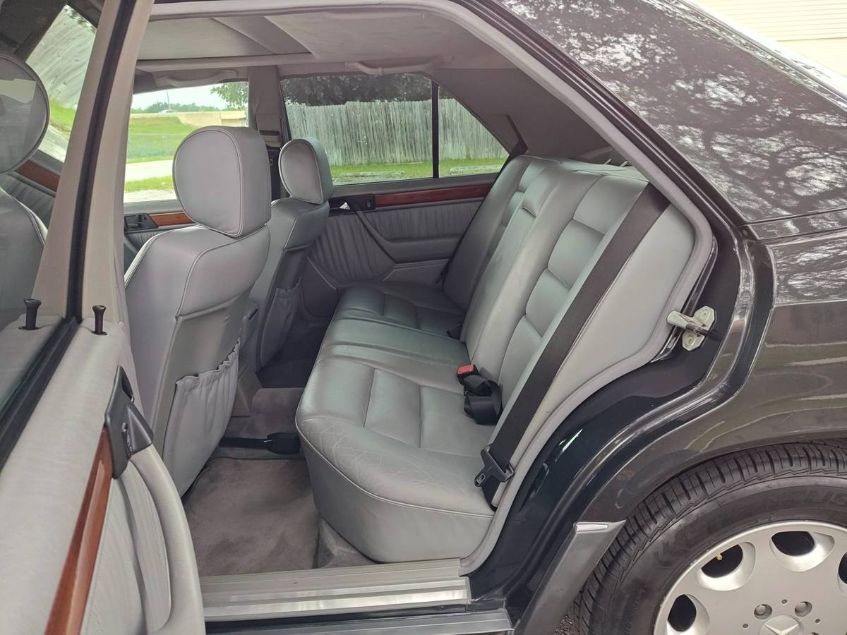 Mercedes-benz-e320-1994-grey-21