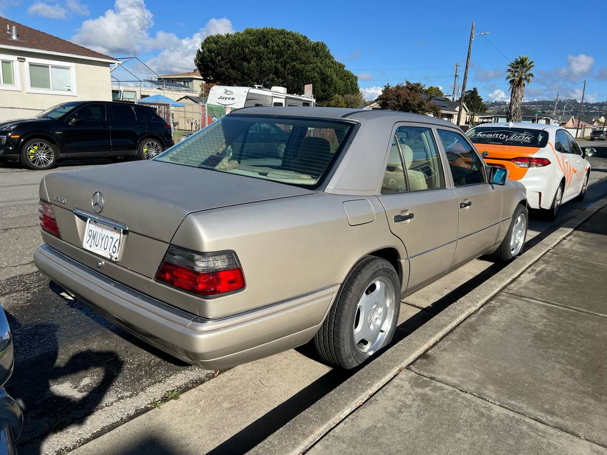 Mercedes-benz-e320-1995-custom-1