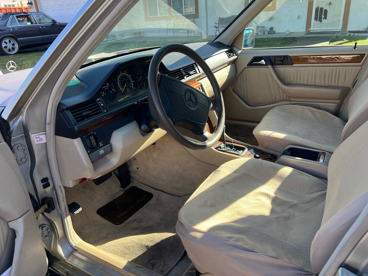Mercedes-benz-e320-1995-custom-2