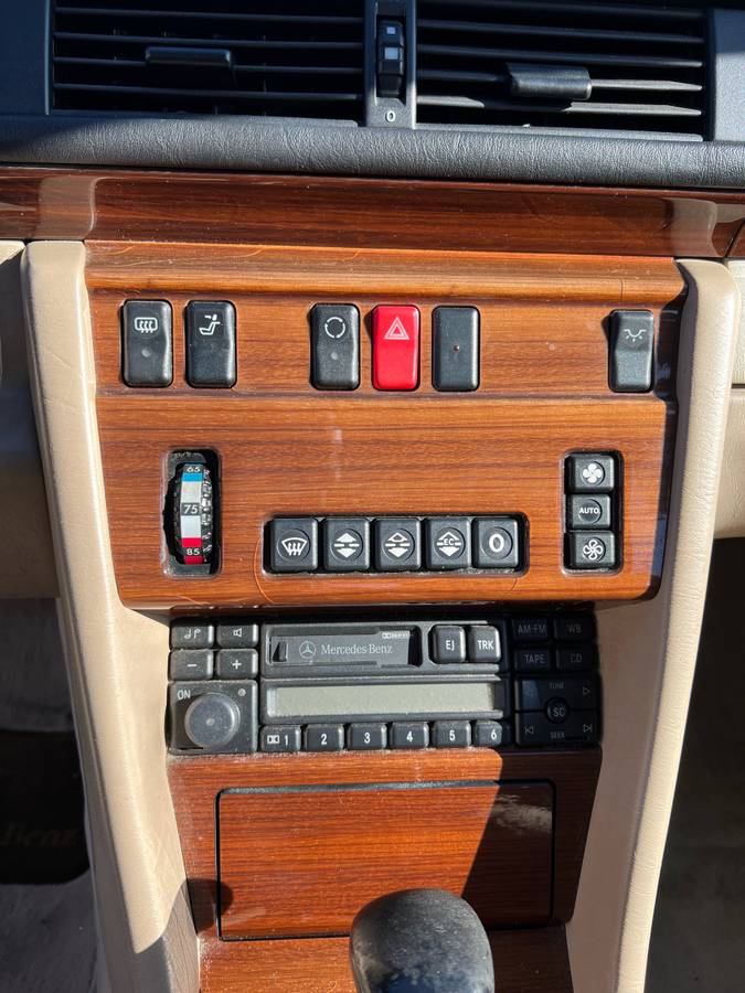 Mercedes-benz-e320-1995-custom-5