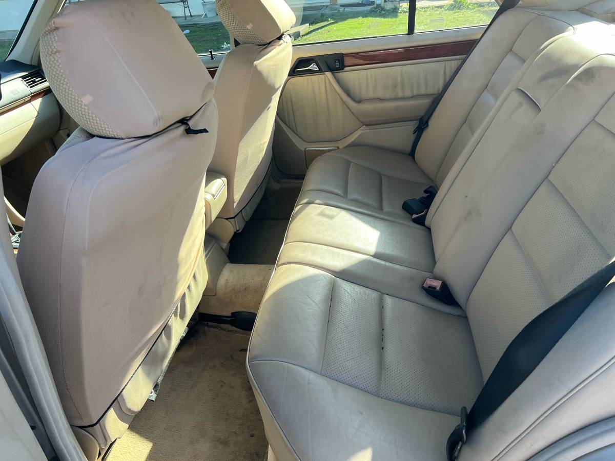 Mercedes-benz-e320-1995-custom-6