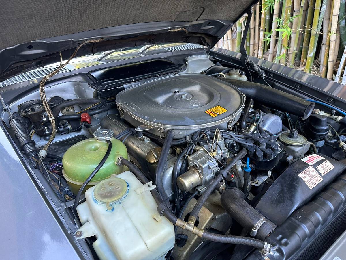 Mercedes-benz-sl380-1984-grey-15