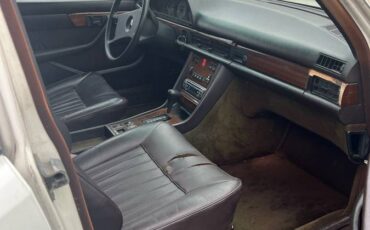 Mercedes-diesel-1983-white-11