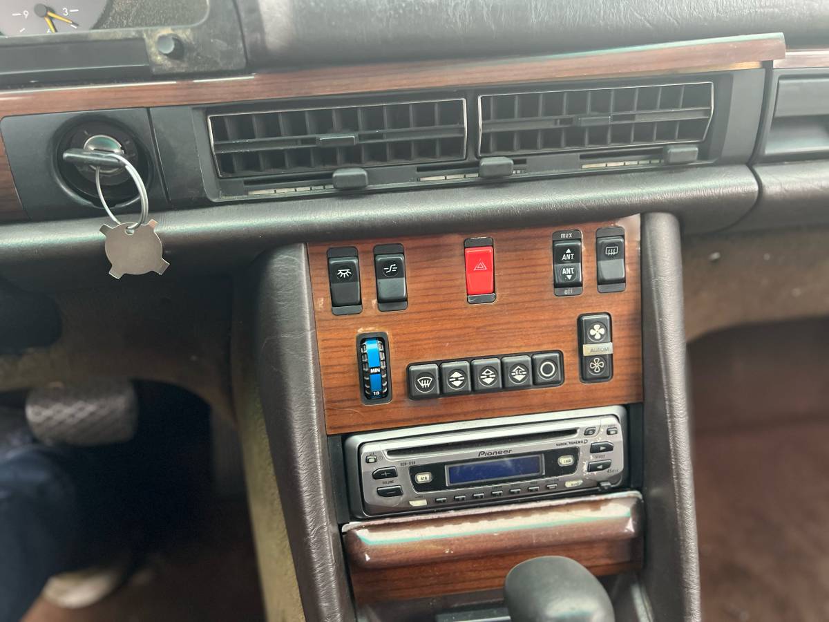 Mercedes-diesel-1983-white-4