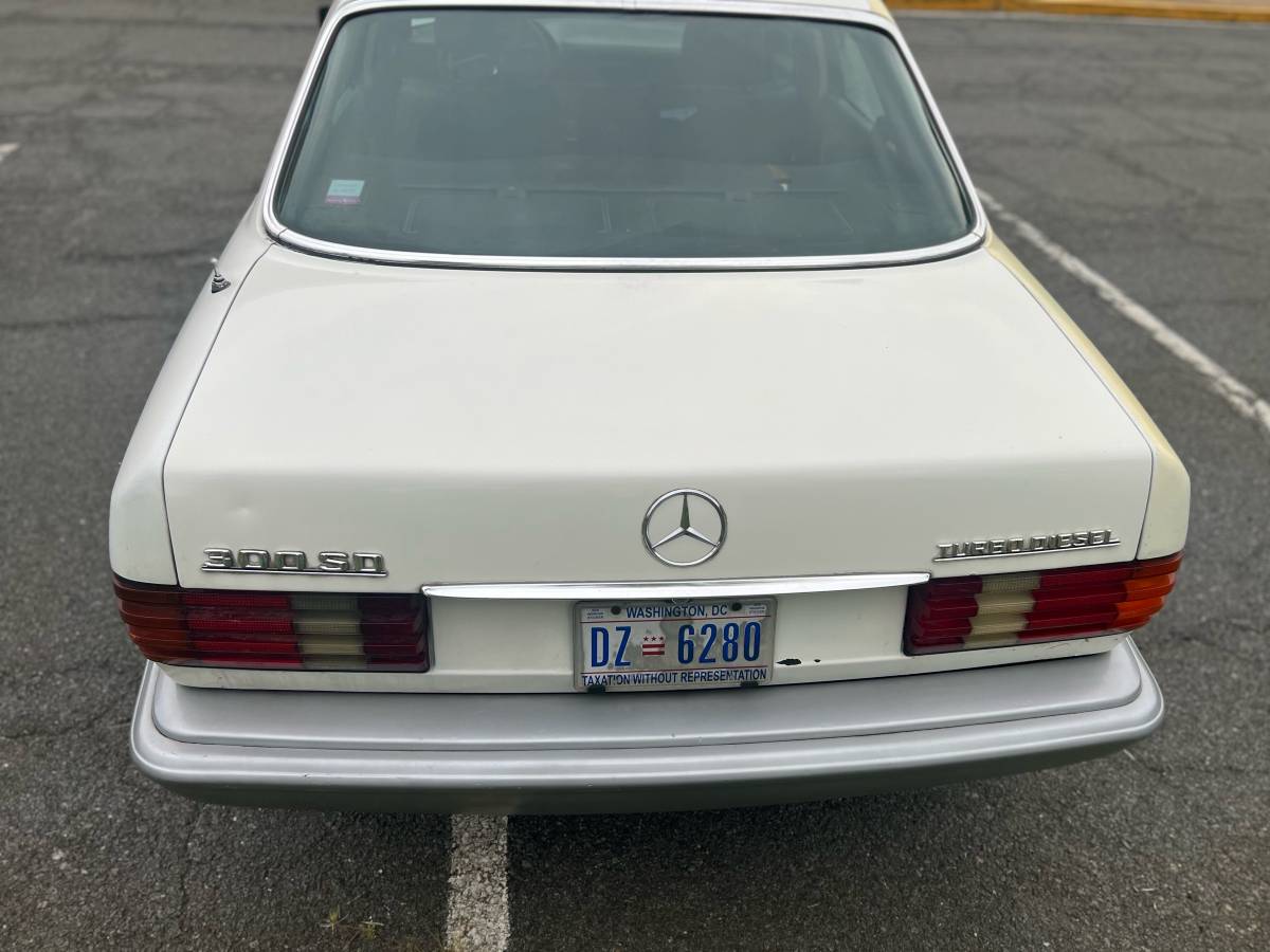 Mercedes-diesel-1983-white-9