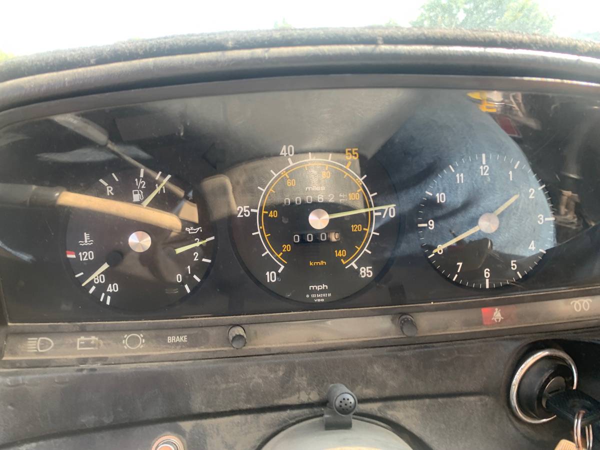Merceds-benz-240d-diesel-1981-custom-13