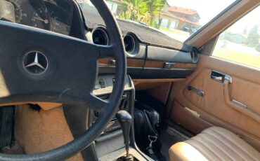 Merceds-benz-240d-diesel-1981-custom-6