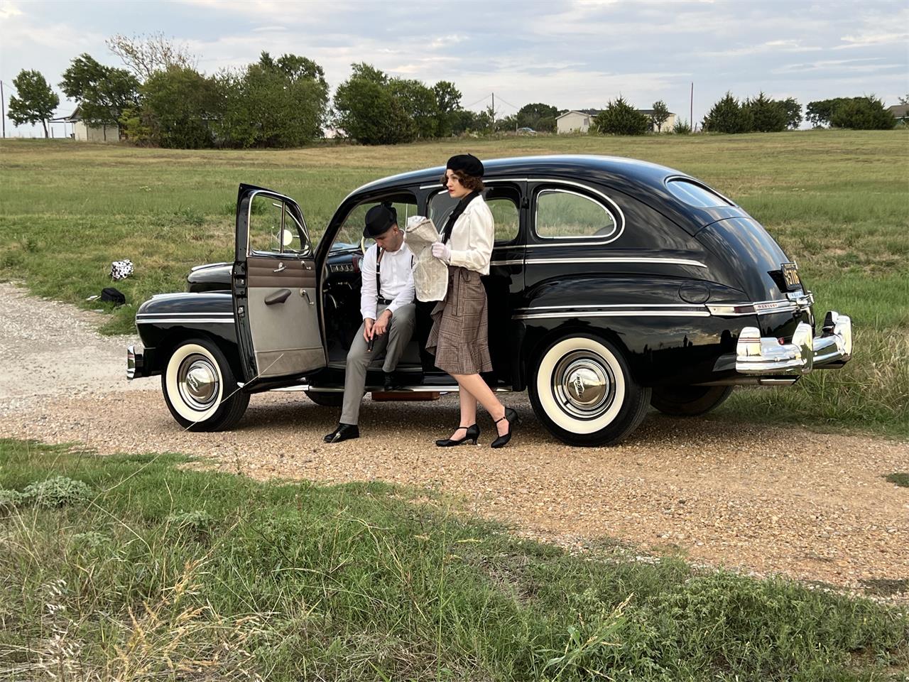 Mercury-4-dr-sedan-1948-Black-Grey-11