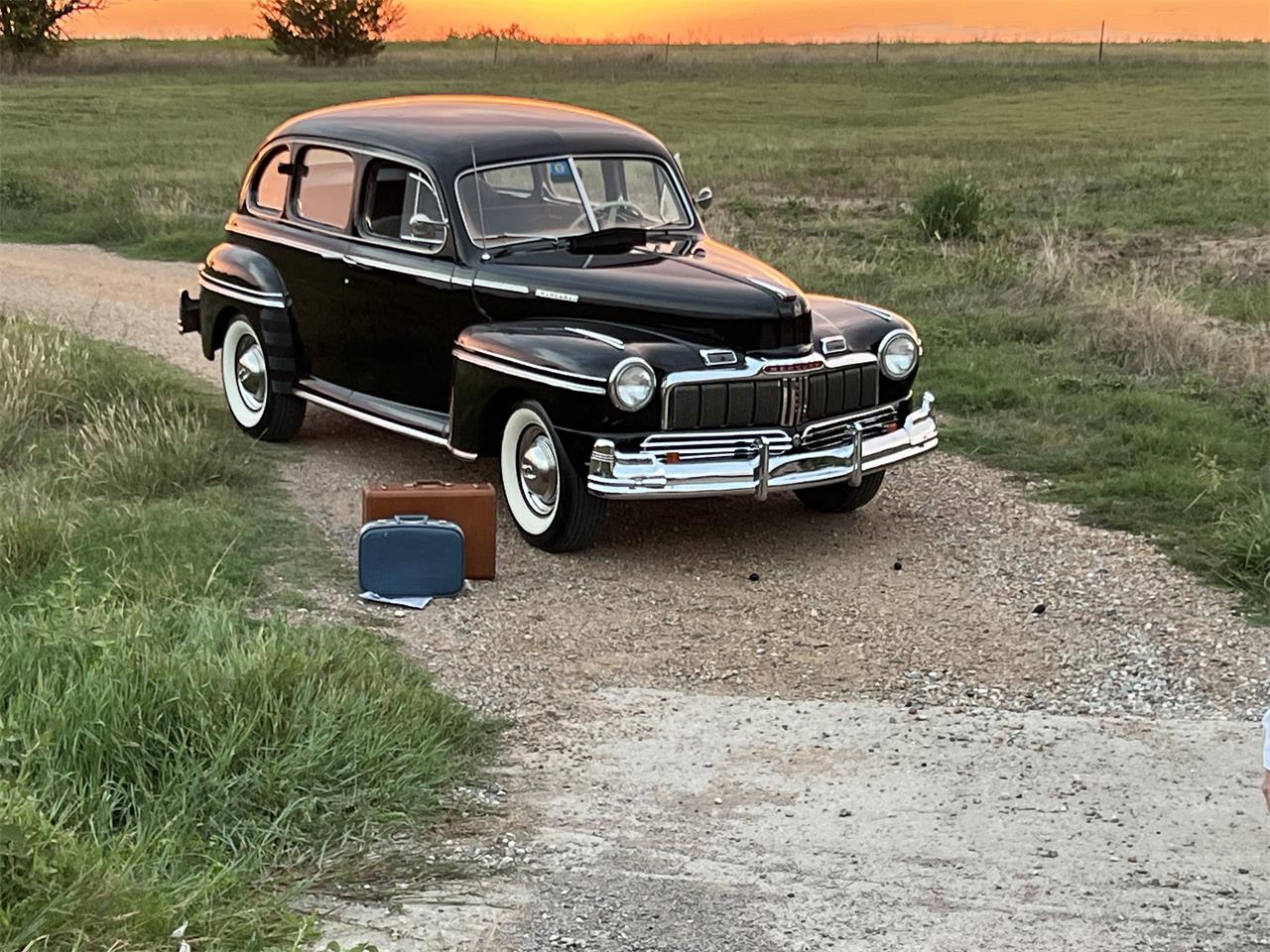 Mercury-4-dr-sedan-1948-Black-Grey-2