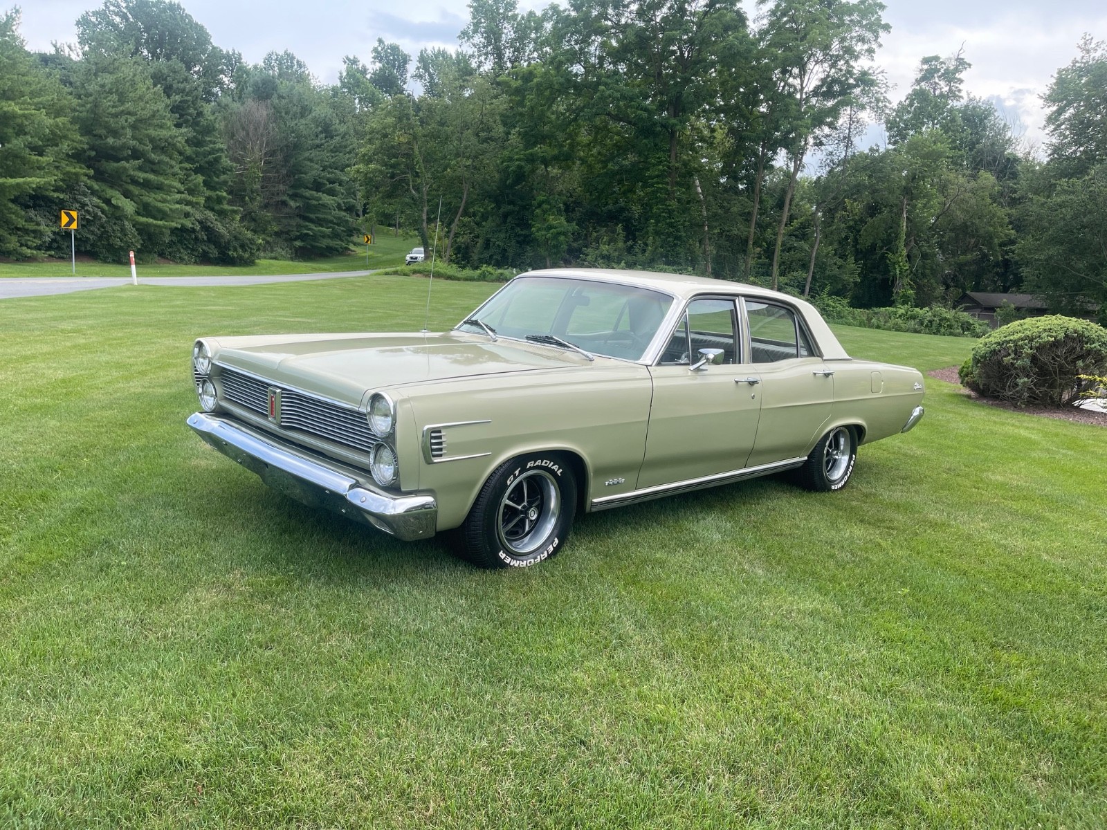 Mercury-Comet-1967-Sedan-2