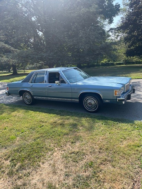 Mercury-Grand-Marquis-1982-Sedan-1