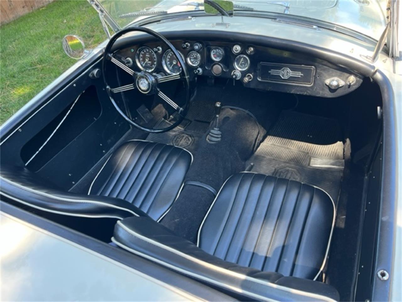 Mg-A-1962-White-Black-11