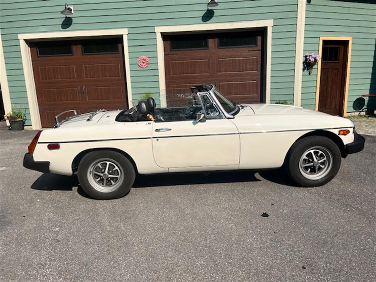 Mg-Mgb-1979-White-Black-1