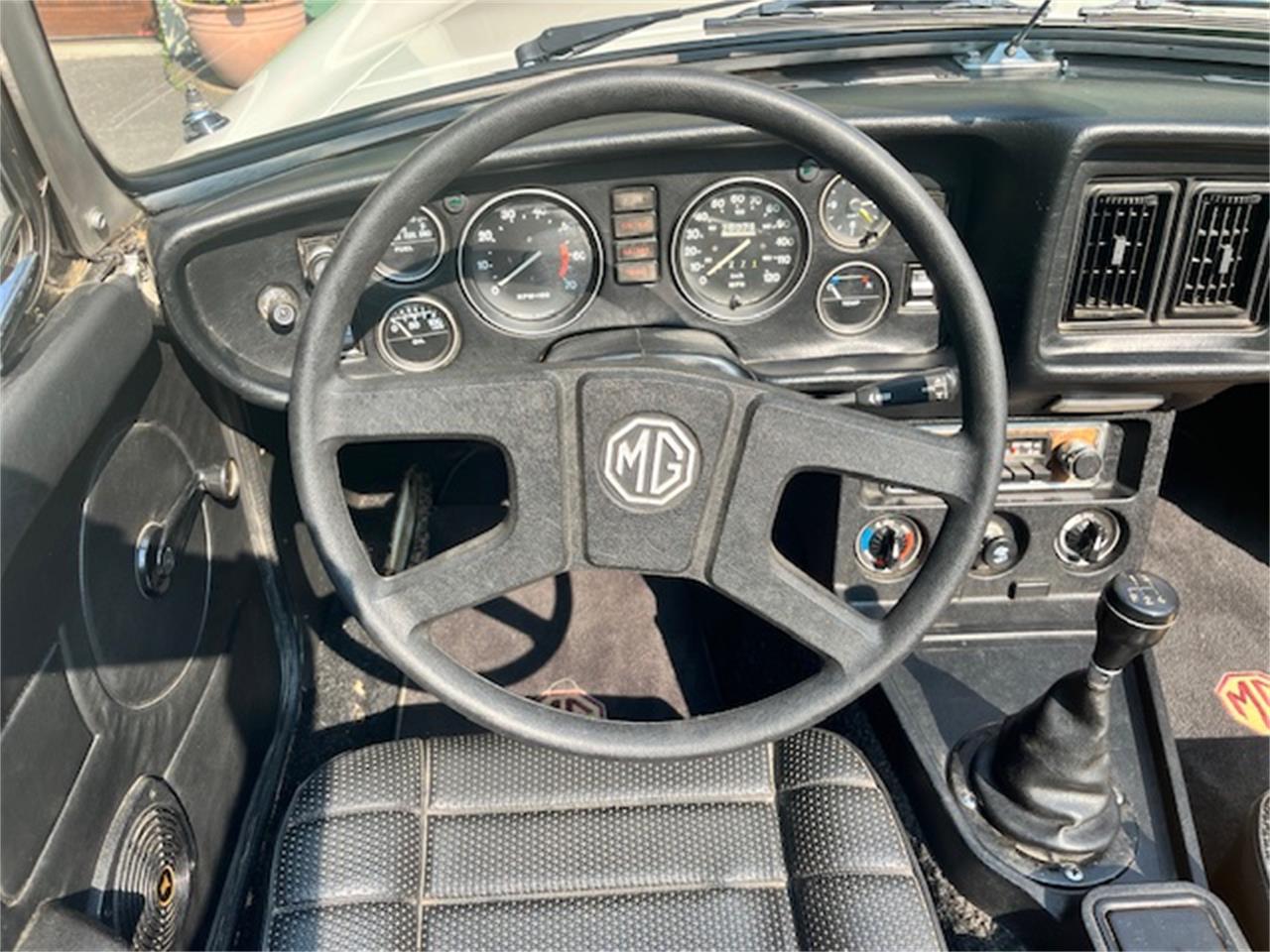Mg-Mgb-1979-White-Black-10