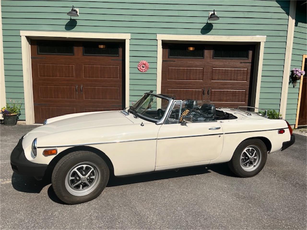 Mg-Mgb-1979-White-Black-12