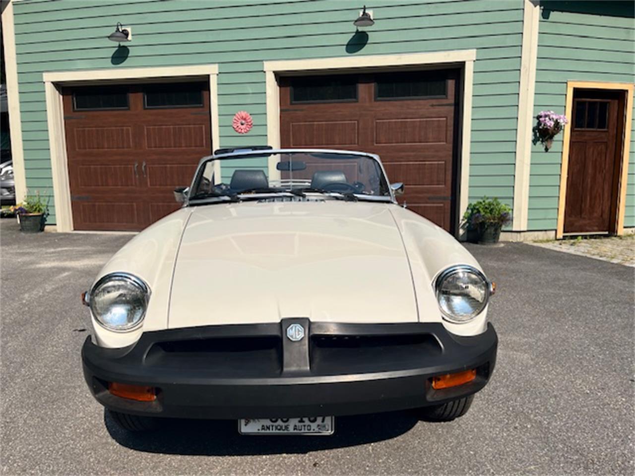 Mg-Mgb-1979-White-Black-13