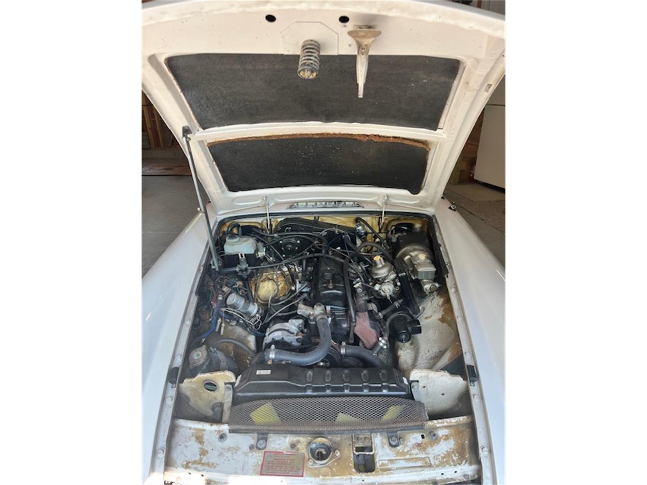 Mg-Mgb-1979-White-Black-14