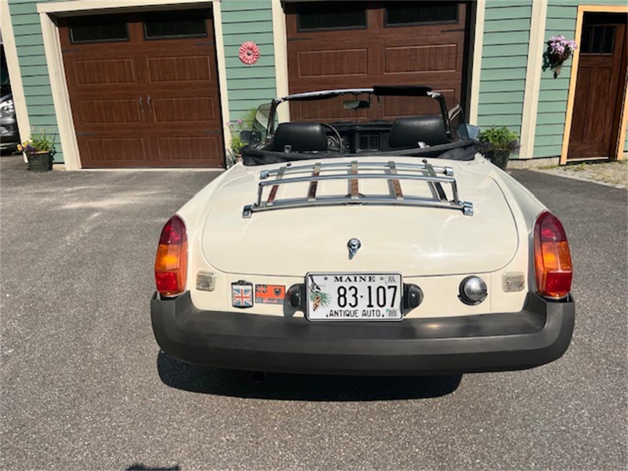 Mg-Mgb-1979-White-Black-2
