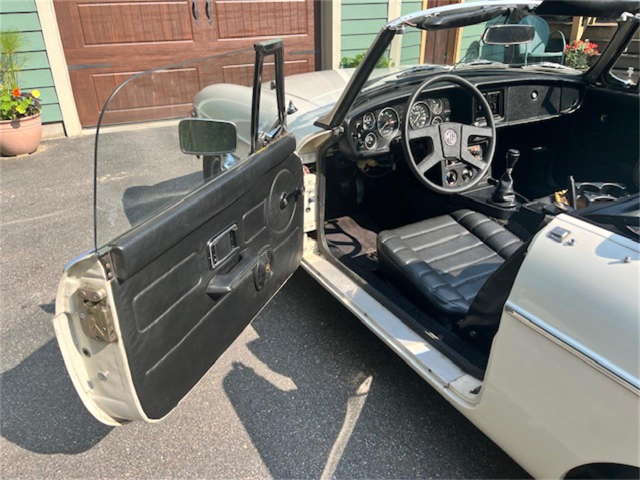 Mg-Mgb-1979-White-Black-3