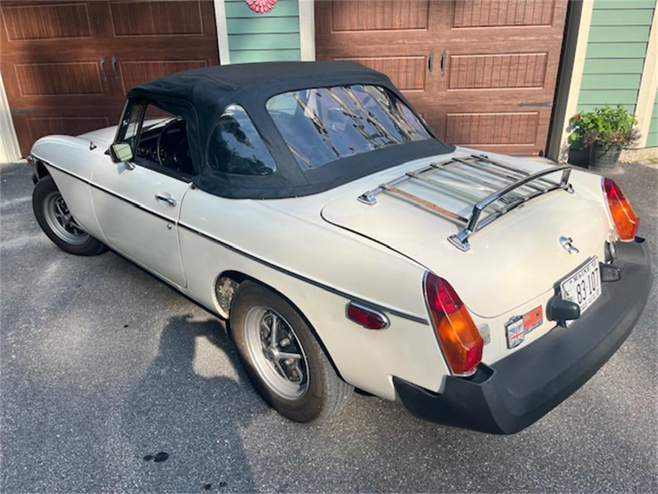 Mg-Mgb-1979-White-Black-6