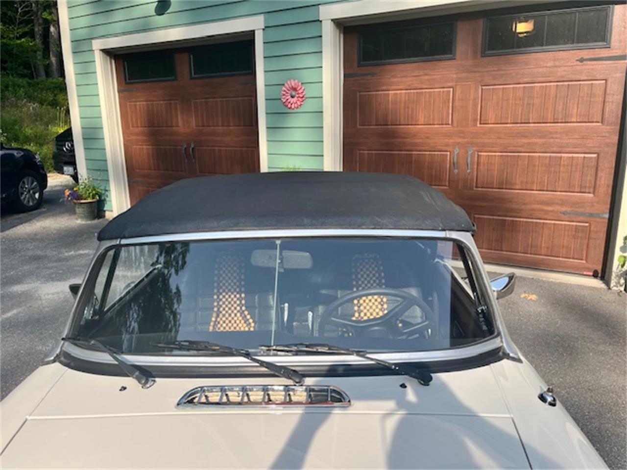 Mg-Mgb-1979-White-Black-8