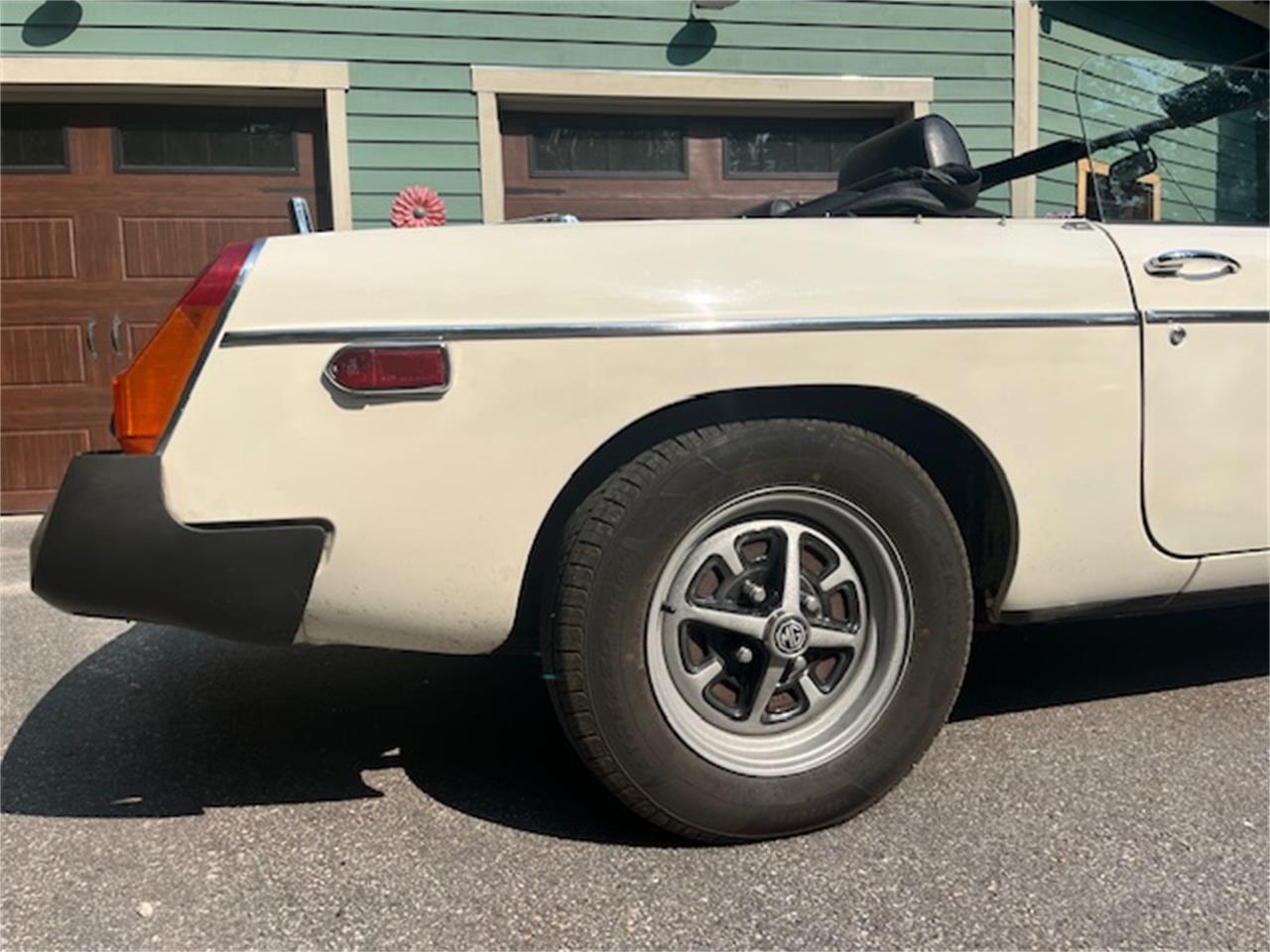 Mg-Mgb-1979-White-Black