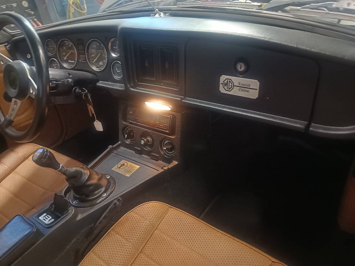 Mg-mgb-convertible-1980-black-18