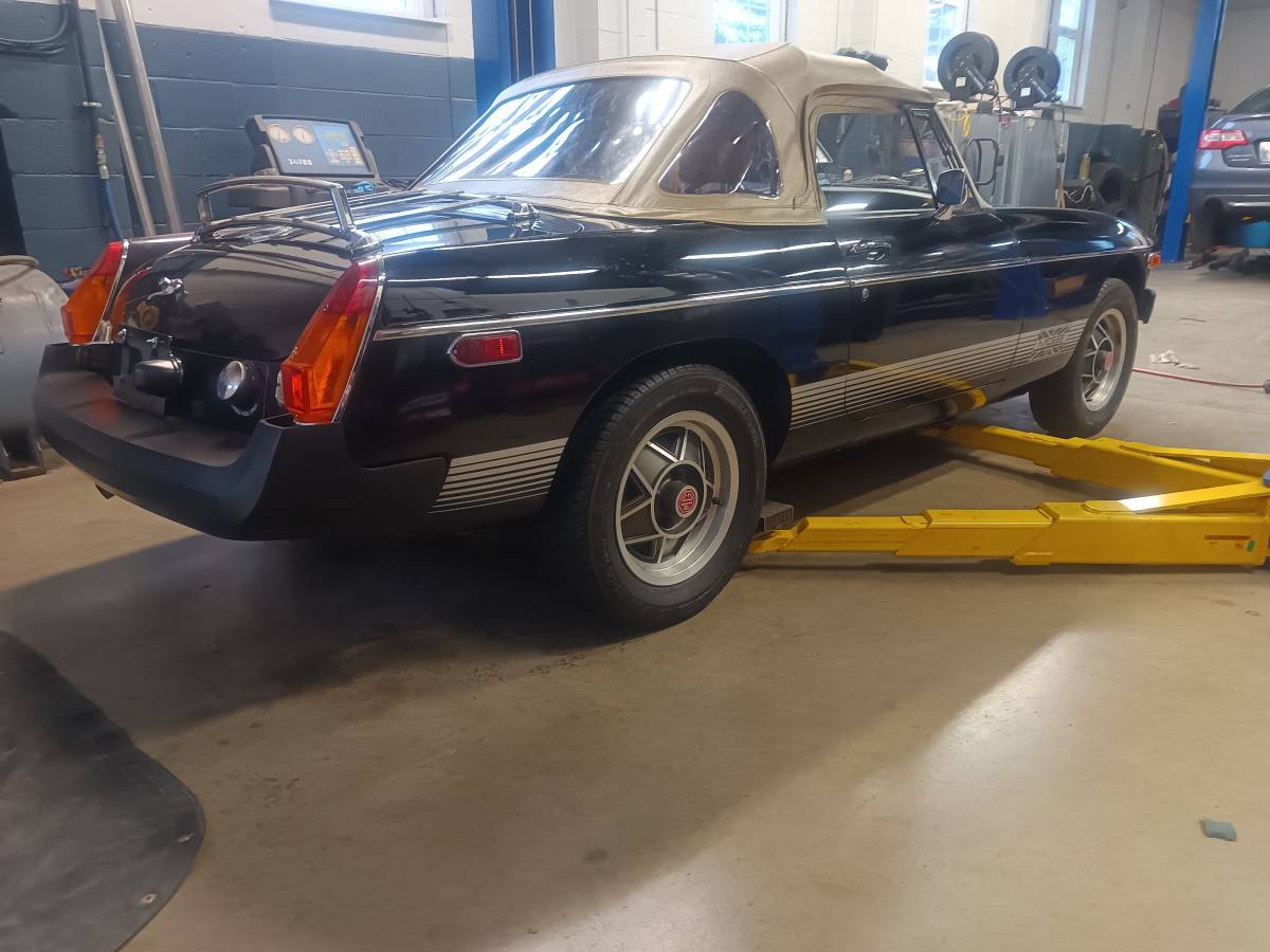 Mg-mgb-convertible-1980-black-6
