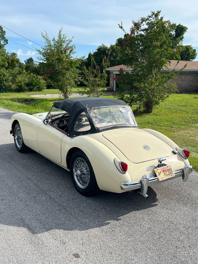 Mga-roadster-1957-yellow-16