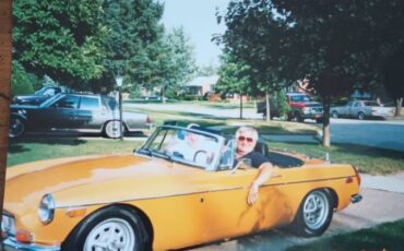 Mgb-convertible-1969-yellow-23