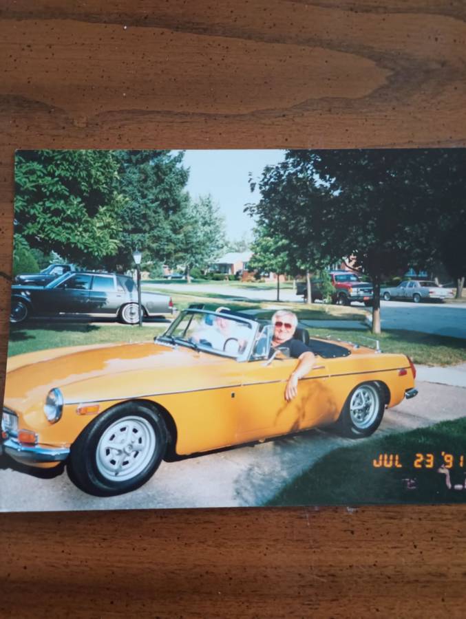 Mgb-convertible-1969-yellow-23