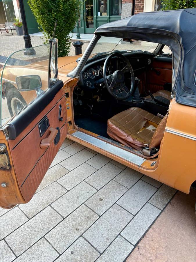Mgb-convertible-1975-orange-21