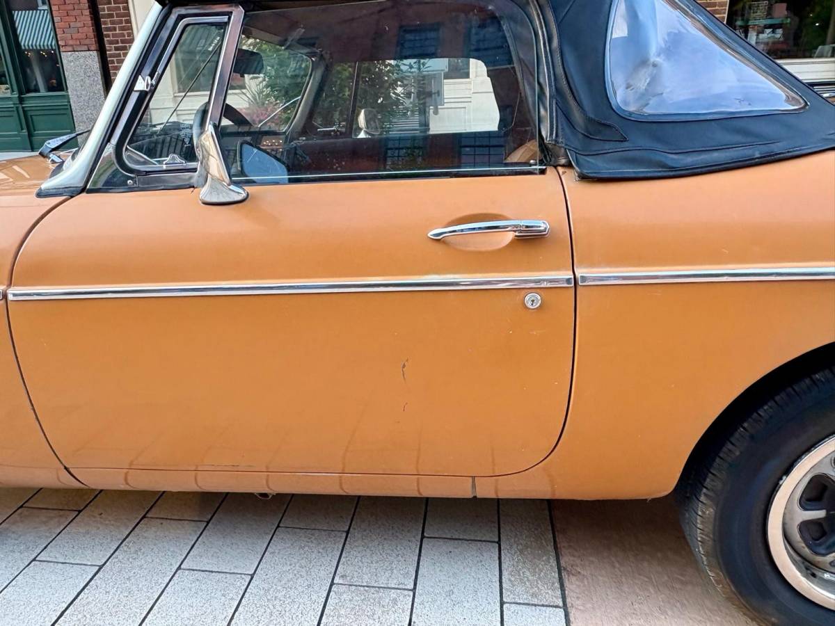 Mgb-convertible-1975-orange-23