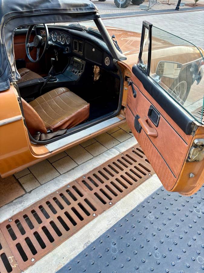 Mgb-convertible-1975-orange-5