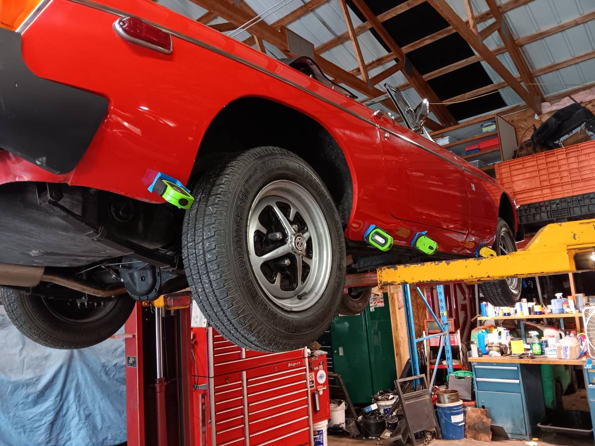 Mgb-convertible-1976-orange-7
