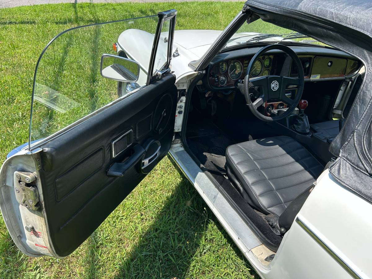 Mgb-convertible-1976-white-10