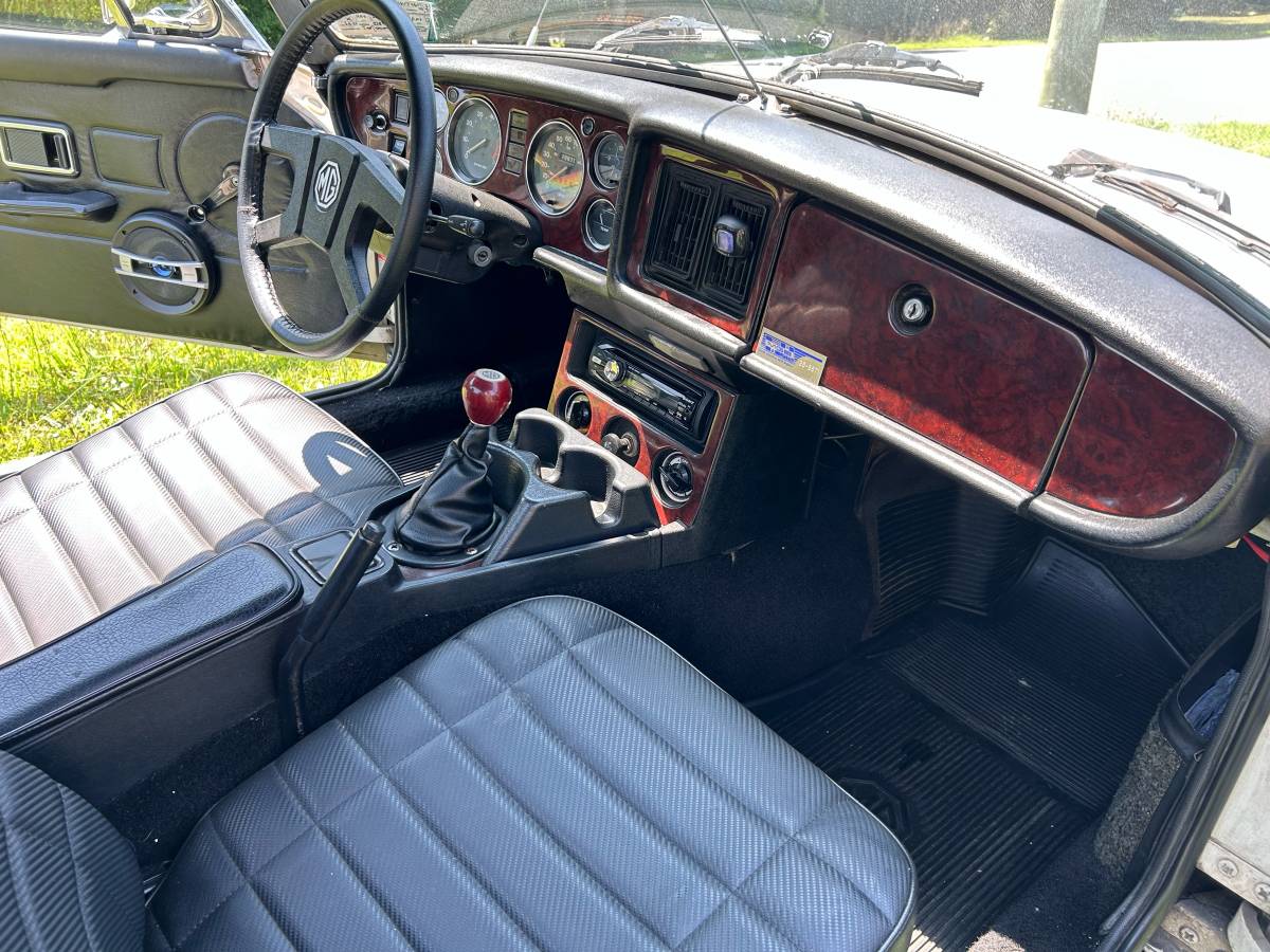 Mgb-convertible-1976-white-11