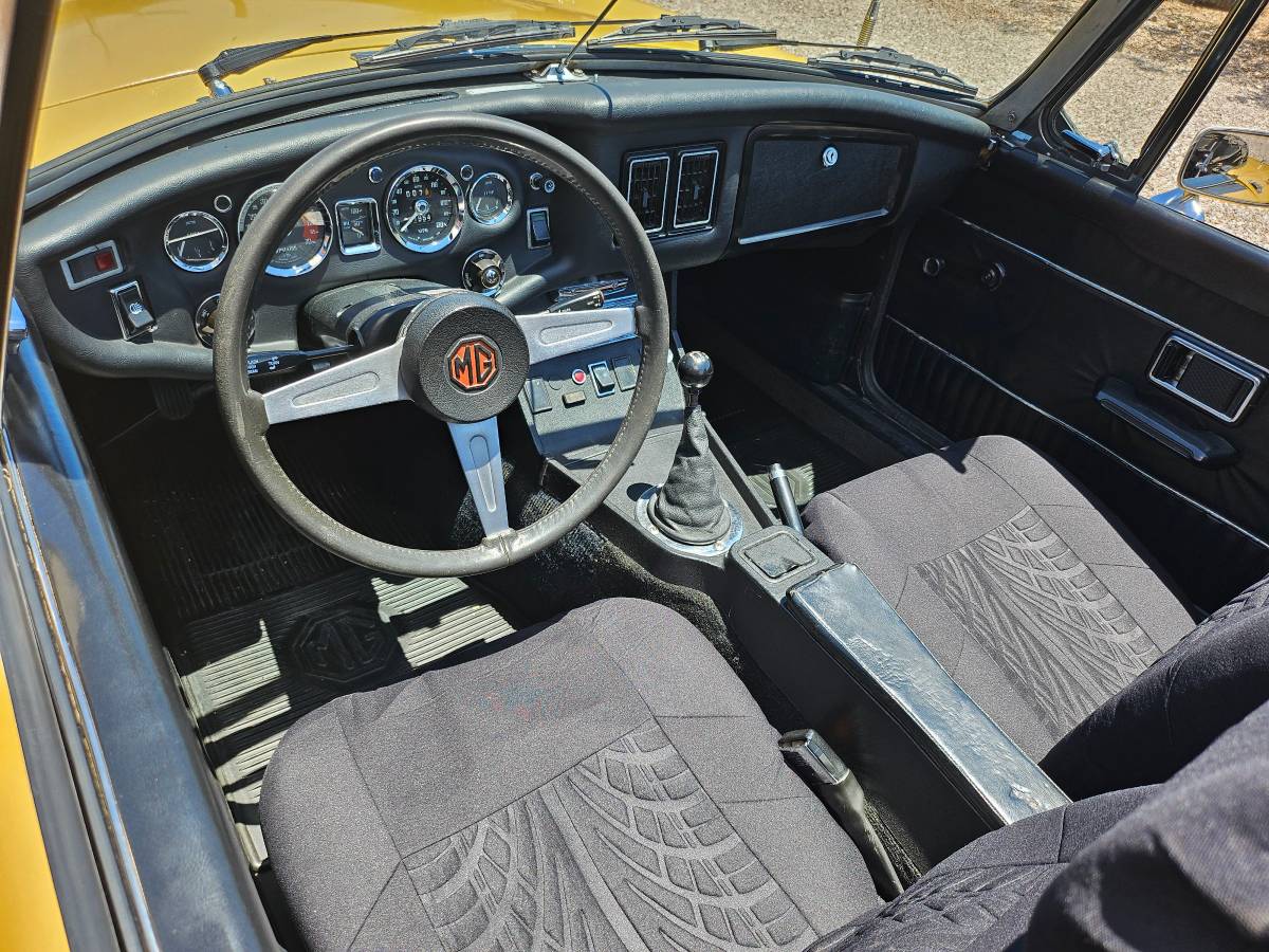Mgb-roadster-1974-yellow-10