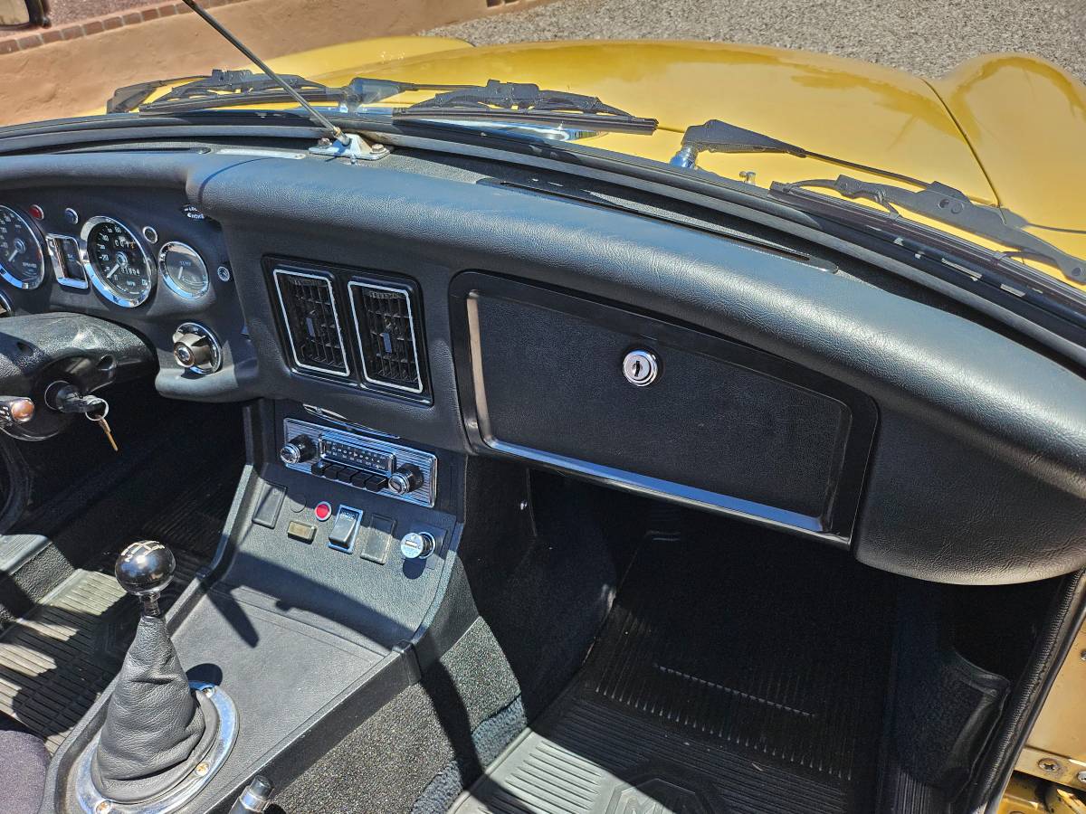 Mgb-roadster-1974-yellow-12