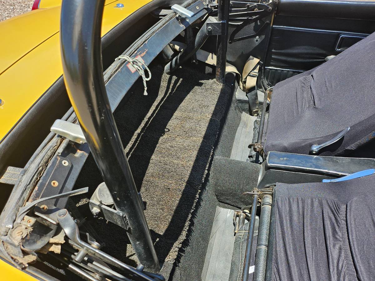 Mgb-roadster-1974-yellow-13