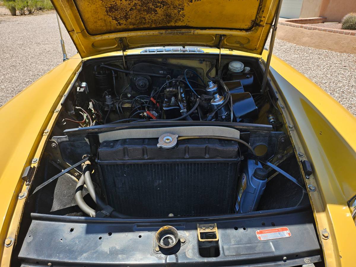 Mgb-roadster-1974-yellow-16