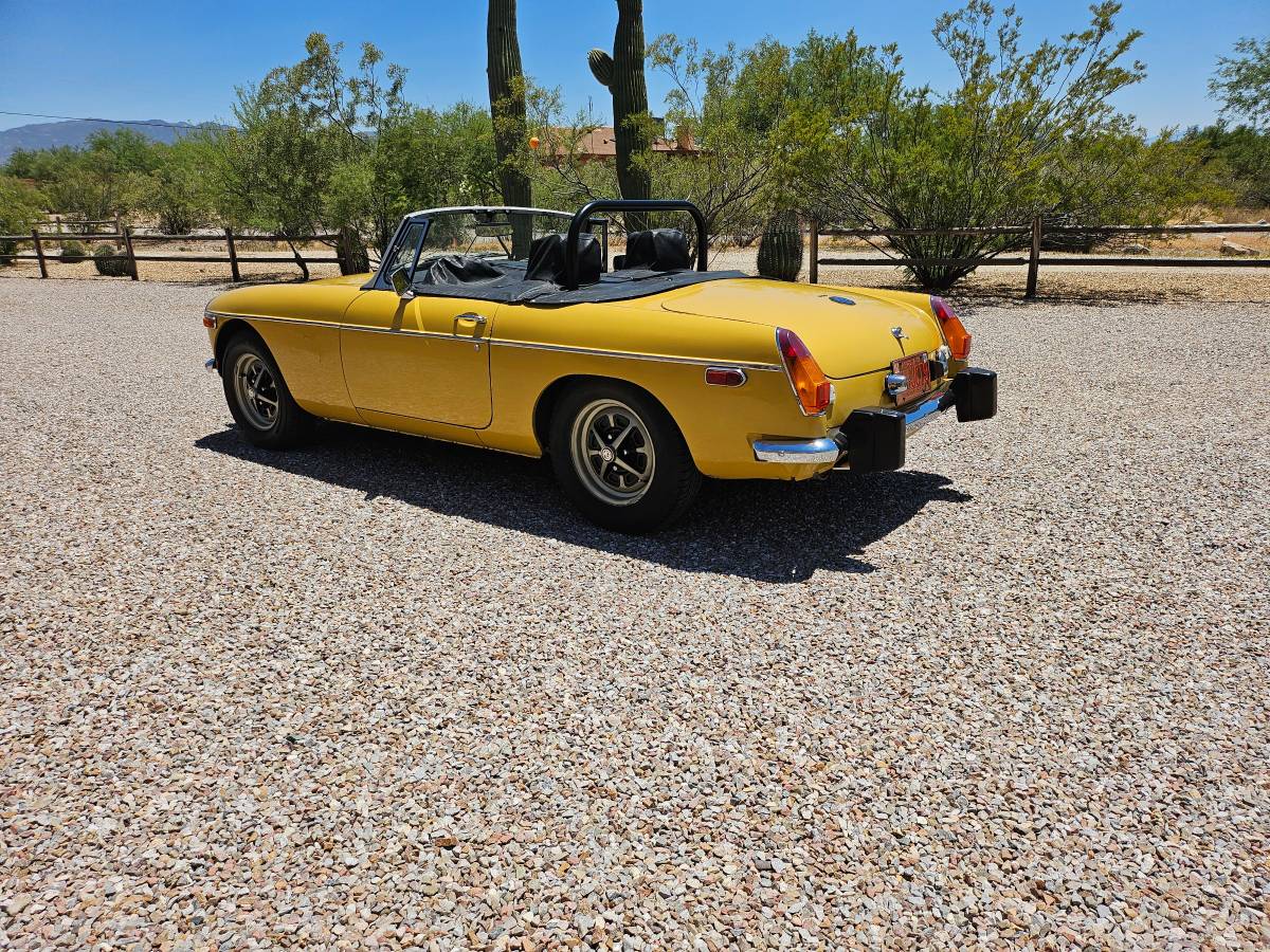 Mgb-roadster-1974-yellow-23