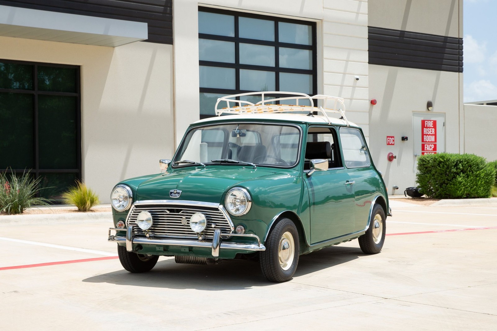 Mini-Classic-Mini-1974-Hatchback-1