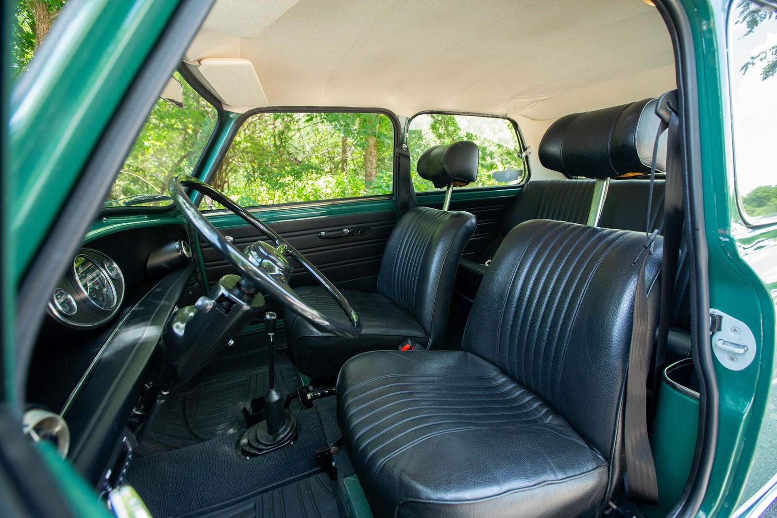 Mini-Classic-Mini-1974-Hatchback-2