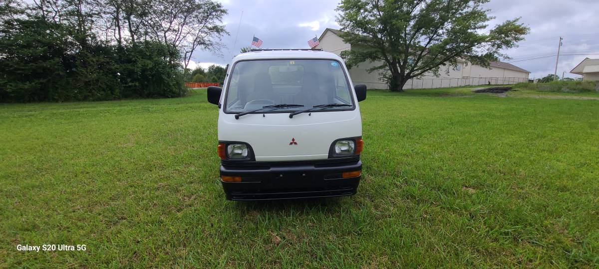 Mitsubihshi-minicab-1994-white-1