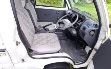 Mitsubihshi-minicab-1994-white-10