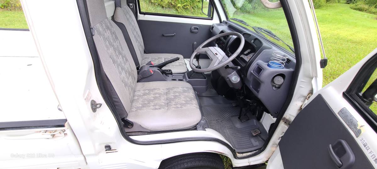 Mitsubihshi-minicab-1994-white-10